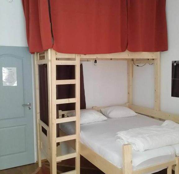 اتاق استاندارد سه نفره, Cloud 9 Living