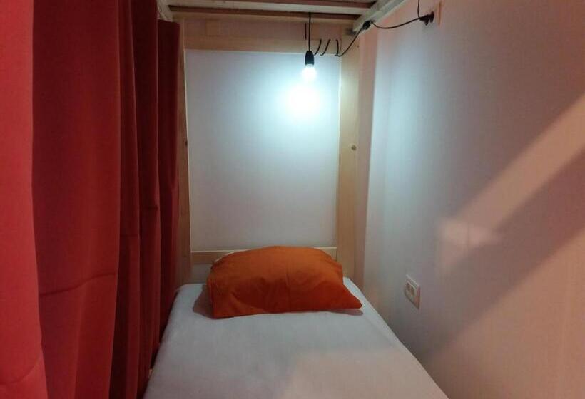 اتاق استاندارد سه نفره, Cloud 9 Living