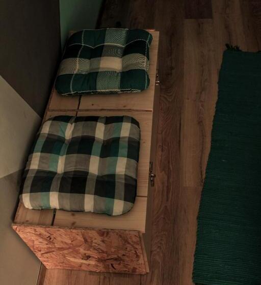 اتاق اکونومی, Cloud 9 Living