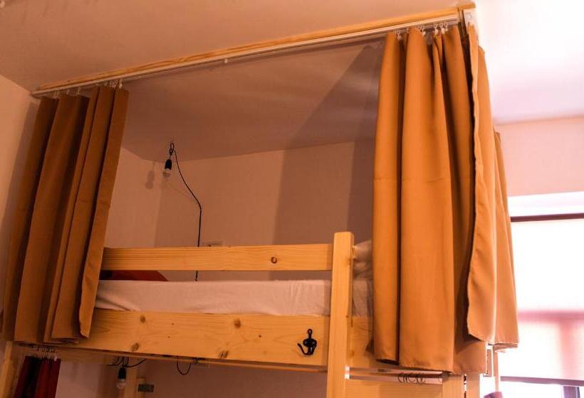 اتاق خانوادگی, Cloud 9 Living