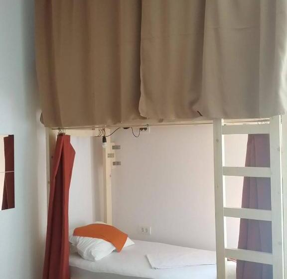 اتاق خانوادگی, Cloud 9 Living