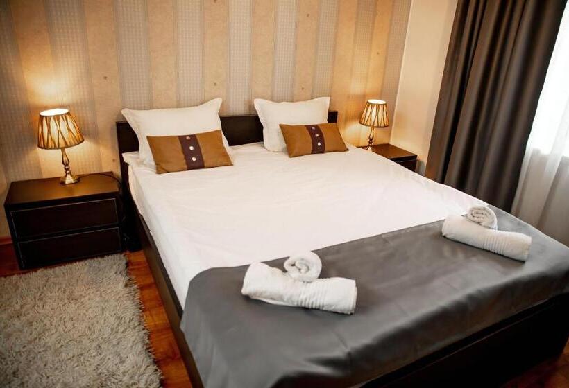 Полулюкс, Velinov Boutique