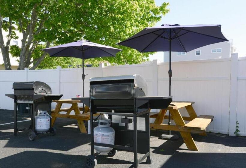 Семейный Номер, Island View Motel