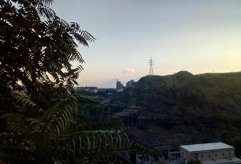 이코노미 룸, Room In The Centre