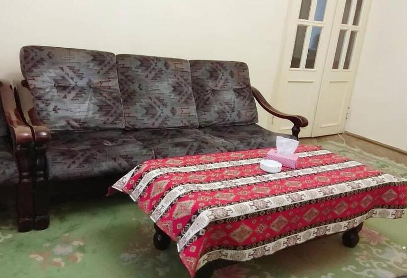 اتاق اکونومی, Room In The Centre