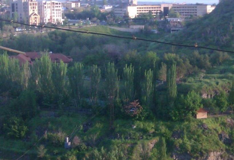 이코노미 룸, Room In The Centre