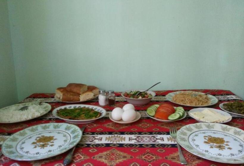 이코노미 룸, Room In The Centre