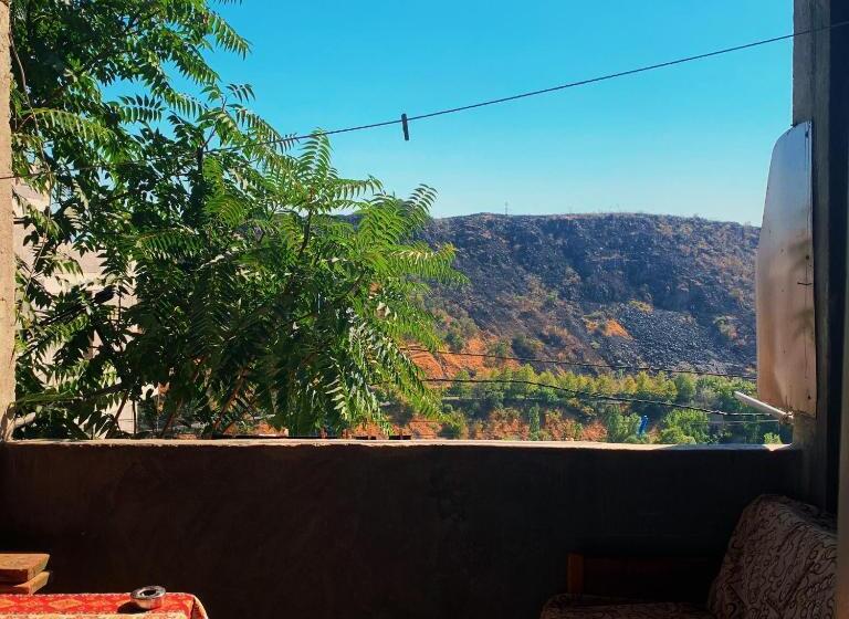اتاق اکونومی, Room In The Centre