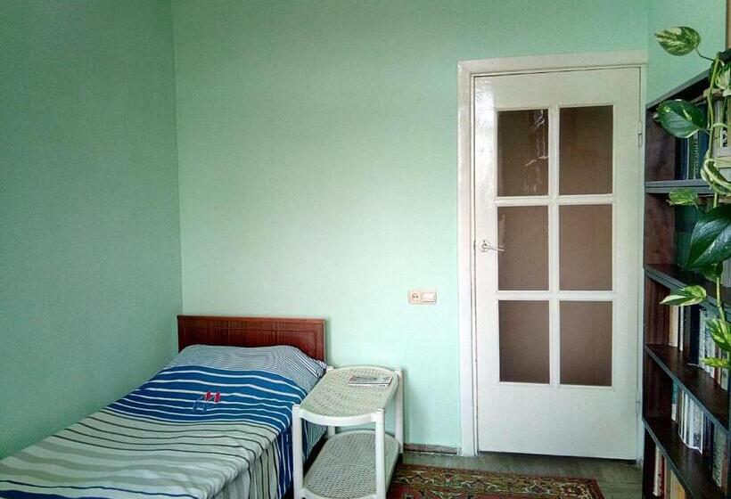 اتاق استاندارد یک نفره, Room In The Centre