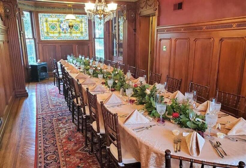 Номер Deluxe, Emig Mansion