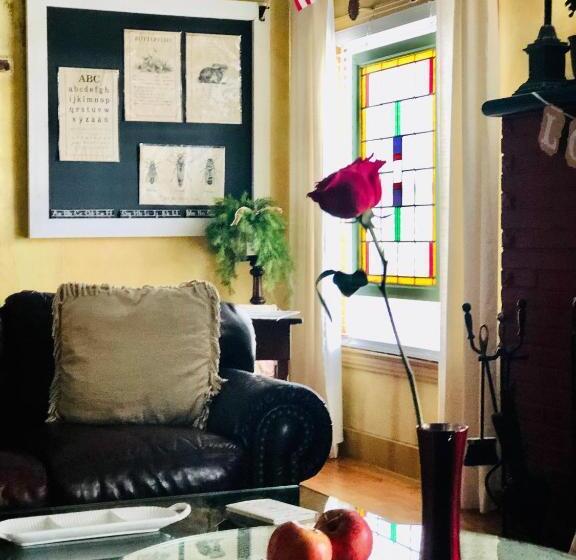 Люкс, The Old Liberty Schoolhouse