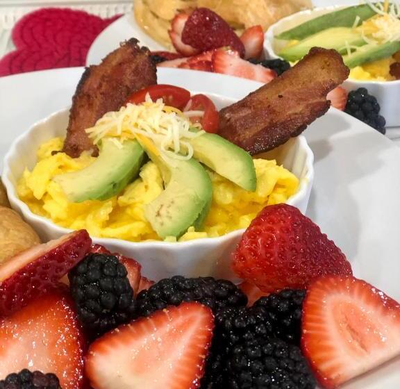 Люкс, The Old Liberty Schoolhouse