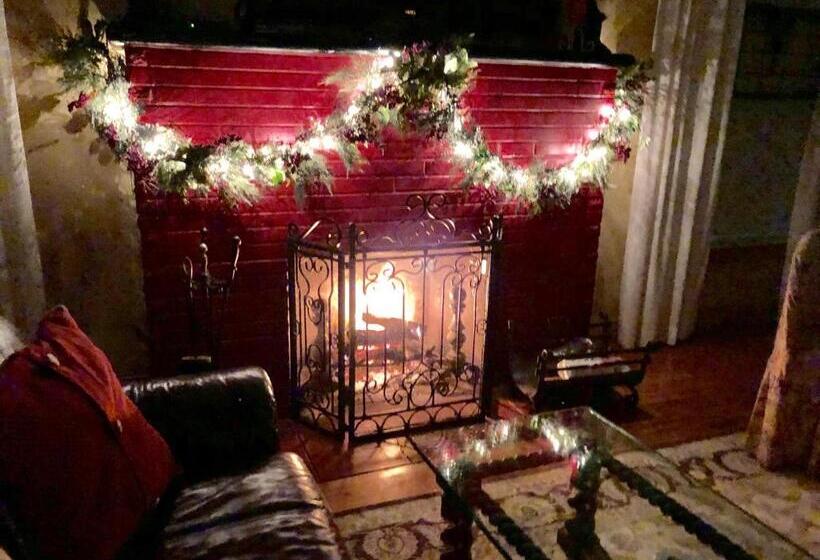 Люкс, The Old Liberty Schoolhouse