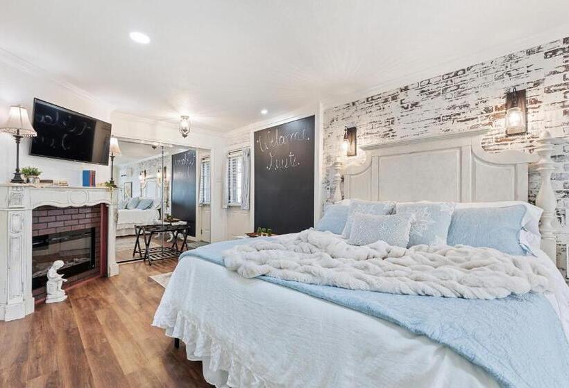 Студия Deluxe, The Old Liberty Schoolhouse