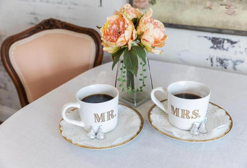 Студия Deluxe, The Old Liberty Schoolhouse