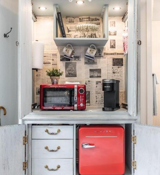 Студия Deluxe, The Old Liberty Schoolhouse