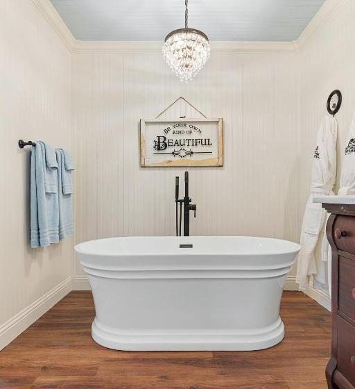 Студия Deluxe, The Old Liberty Schoolhouse