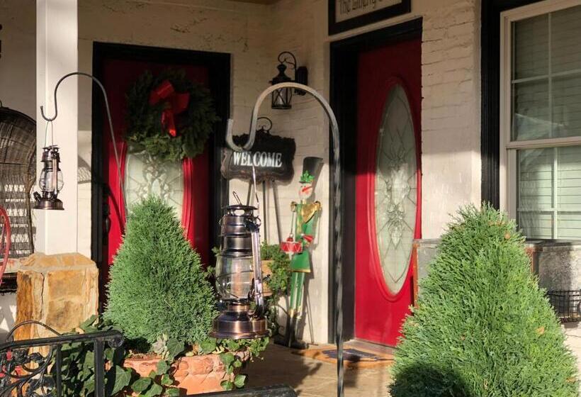 Люкс, The Old Liberty Schoolhouse