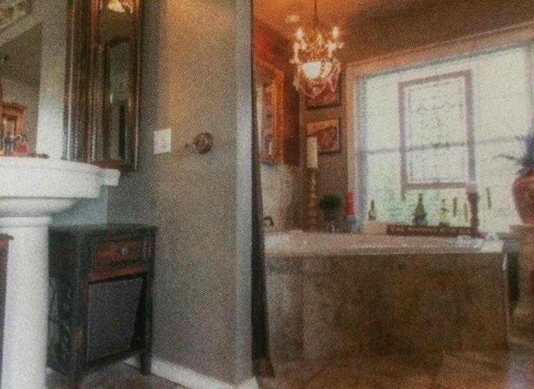 Люкс, The Old Liberty Schoolhouse