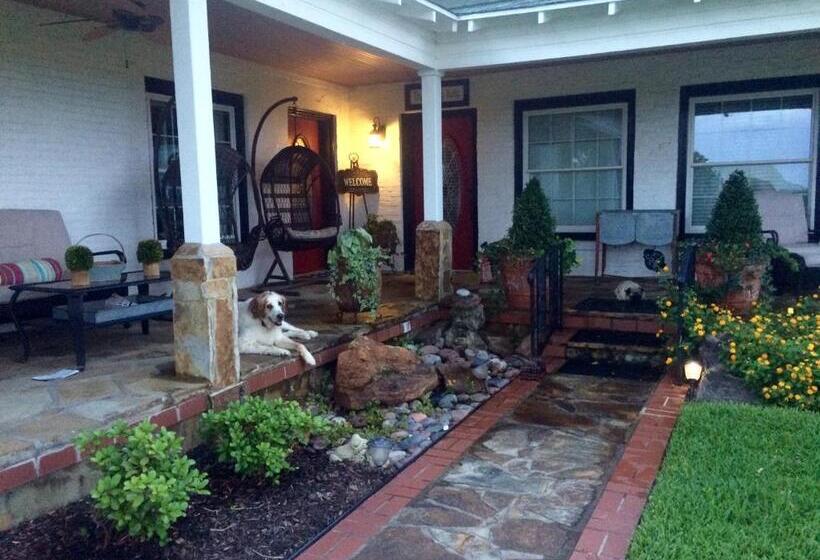 Люкс, The Old Liberty Schoolhouse