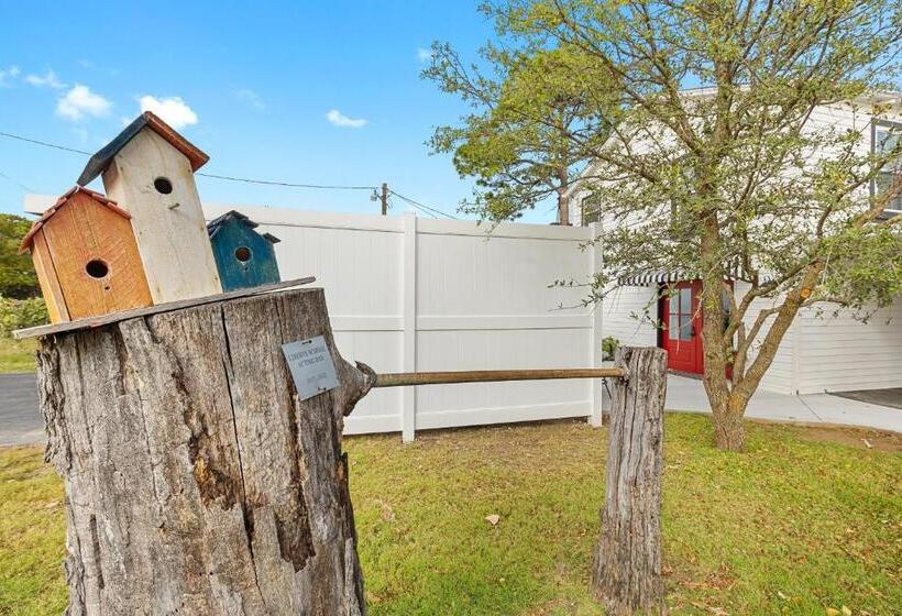 Студия Deluxe, The Old Liberty Schoolhouse