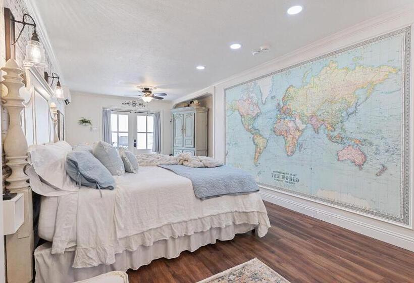 Студия Deluxe, The Old Liberty Schoolhouse