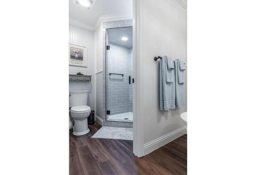 Студия Deluxe, The Old Liberty Schoolhouse