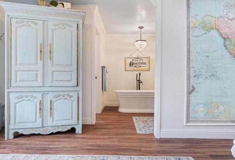 Студия Deluxe, The Old Liberty Schoolhouse