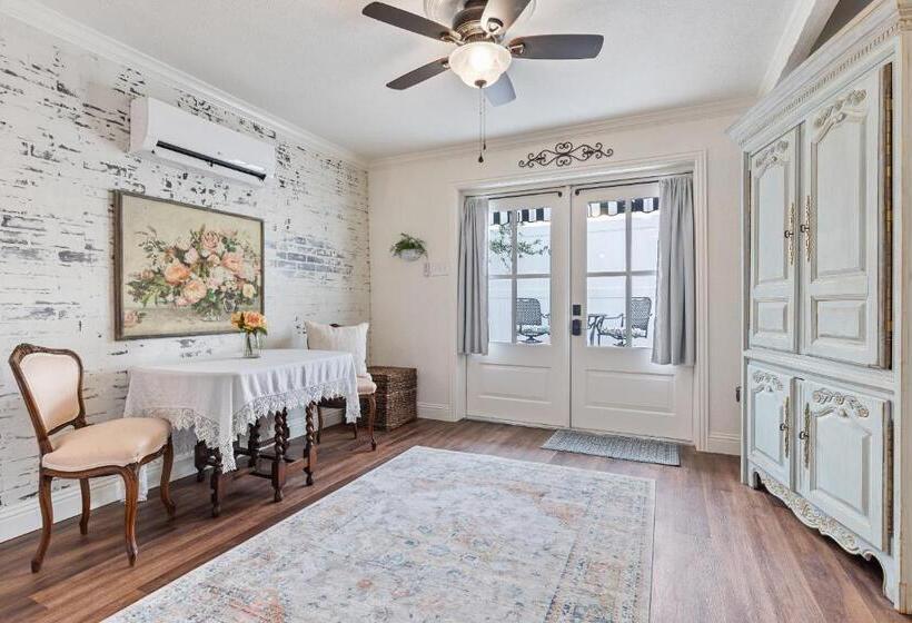 Студия Deluxe, The Old Liberty Schoolhouse