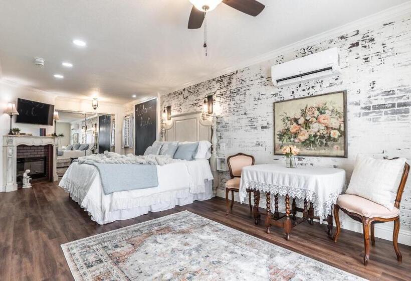 Студия Deluxe, The Old Liberty Schoolhouse