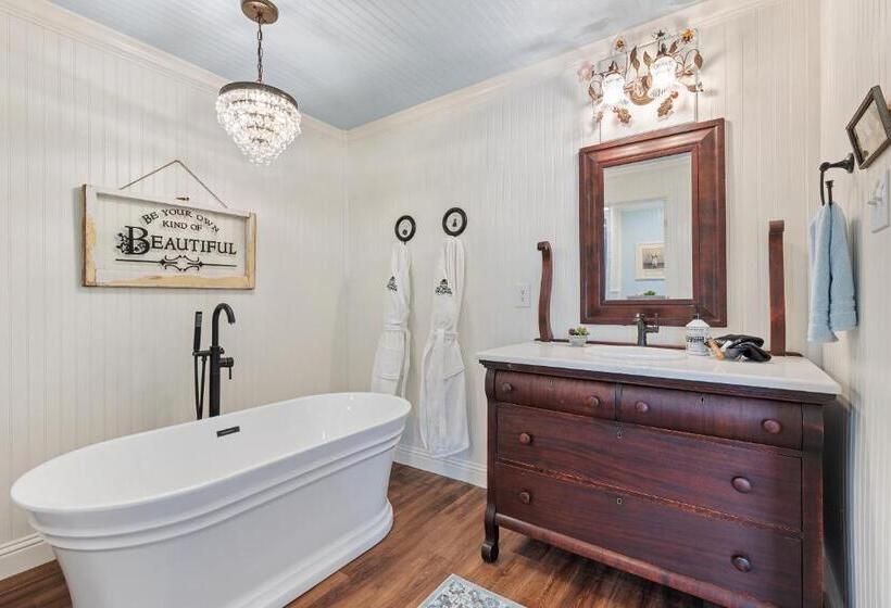 Студия Deluxe, The Old Liberty Schoolhouse