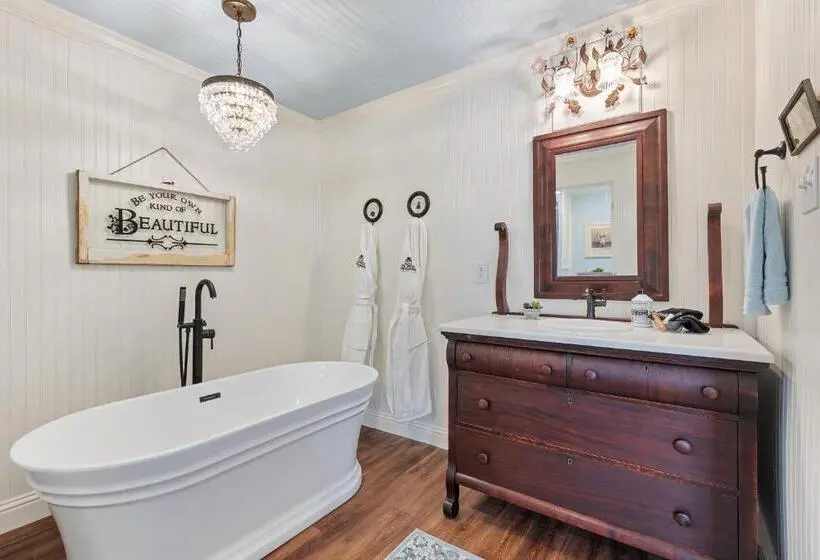 Deluxe-studio, The Old Liberty Schoolhouse