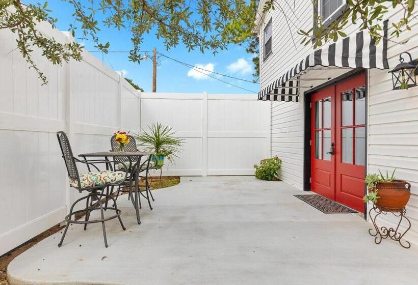 Студия Deluxe, The Old Liberty Schoolhouse