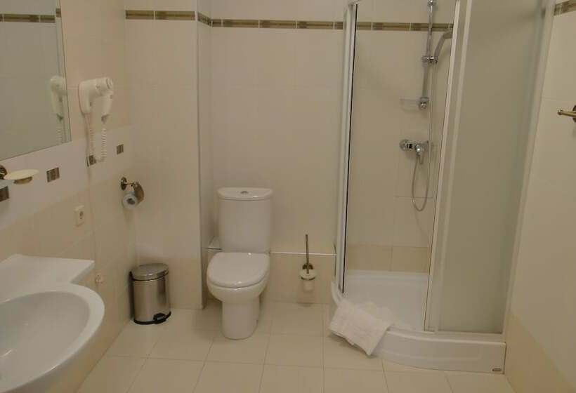 اتاق خانوادگی, Becker