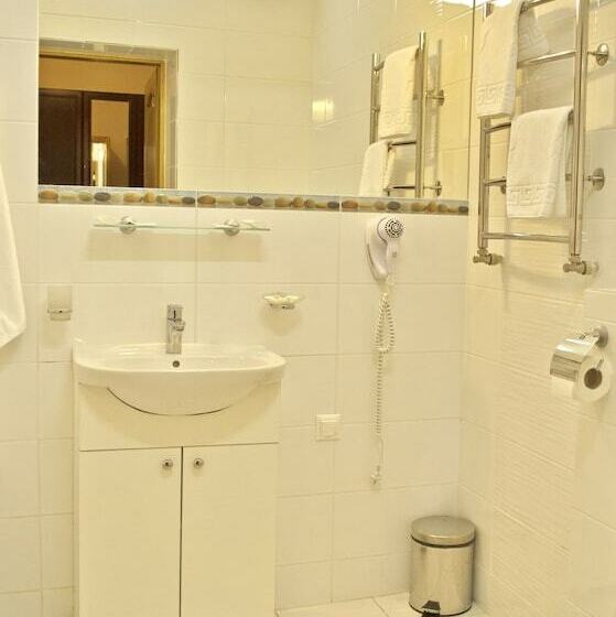 اتاق خانوادگی, Becker