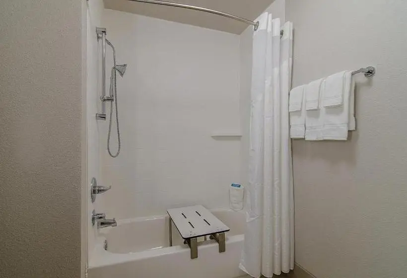 身障者適用スイートルーム, Holiday Inn Express & Suites   Atchison, An Ihg