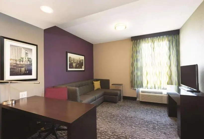 キングサイズベッドのエクゼクティブルーム, La Quinta Inn & Suites By Wyndham Memphis Downtown