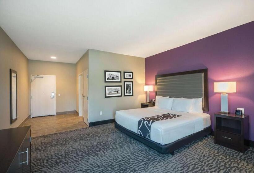 适合残疾人士使用的带超级大床的标准间, La Quinta Inn & Suites By Wyndham Memphis Downtown