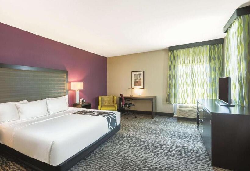 适合残疾人士使用的带超级大床的标准间, La Quinta Inn & Suites By Wyndham Memphis Downtown