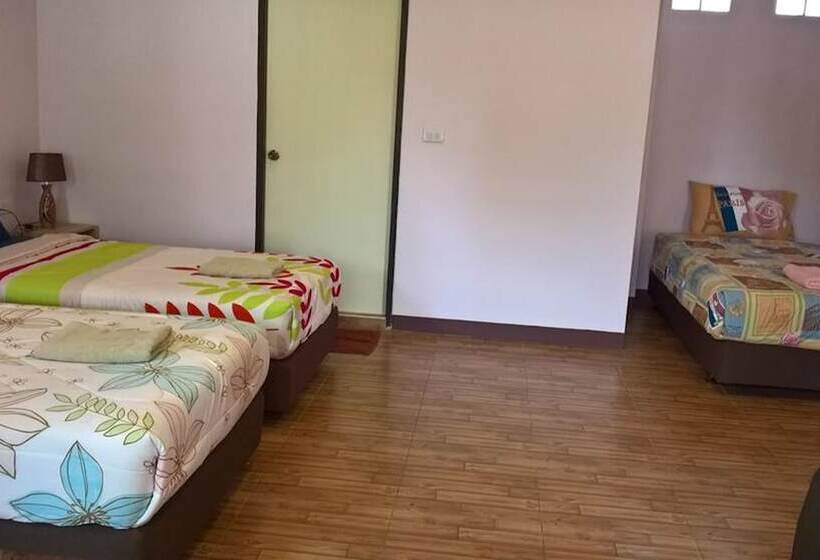 غرفة سوبيريور ثلاثية, Aiyara House