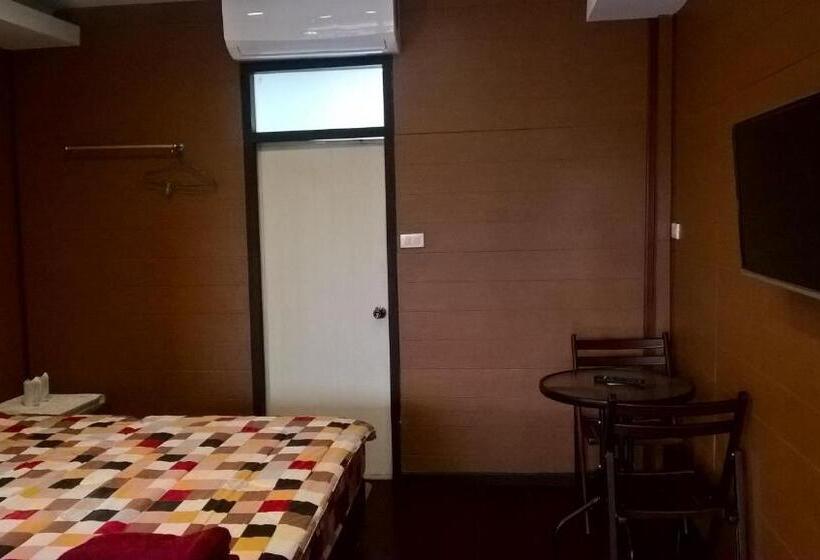 غرفة عائلية, Aiyara House