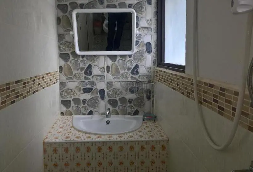 اتاق خانوادگی, Aiyara House