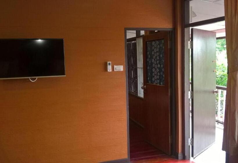 غرفة عائلية, Aiyara House