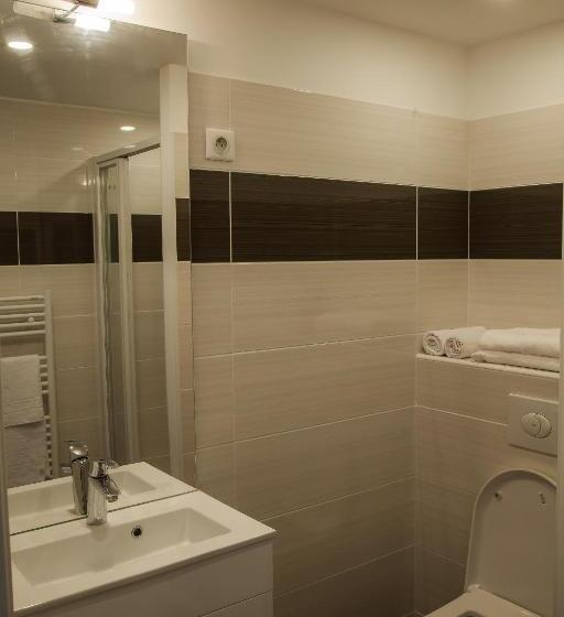 חדר סטנדרט מותאם לאדם עם מוגבלויות, The Originals City, Le Relais Des Carnutes Brezolles Verneuil Sur Avre