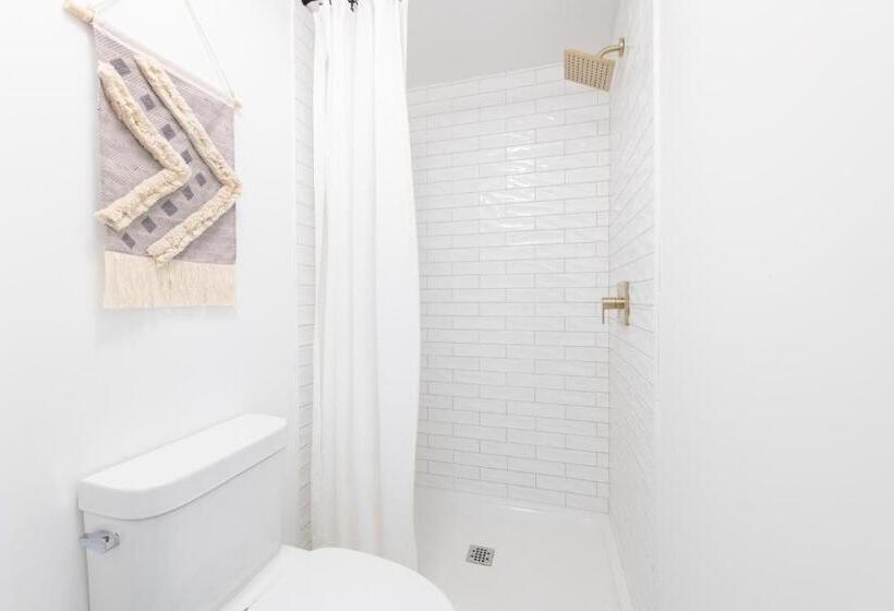 غرفة قياسية, The Breeze Motel