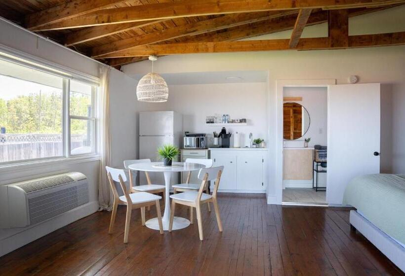 جناح جونيور مطلّ علي البحر, The Breeze Motel