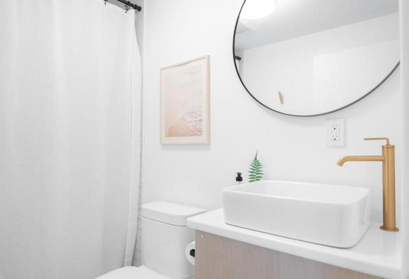 جناح جونيور مطلّ علي البحر, The Breeze Motel