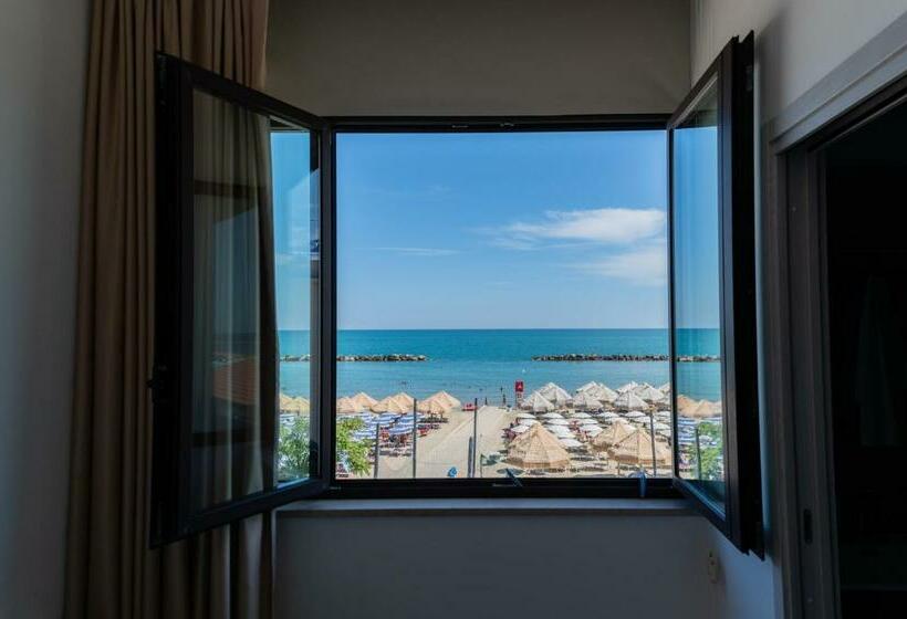 غرفة قياسية مطلّة علي البحر, La Bussola