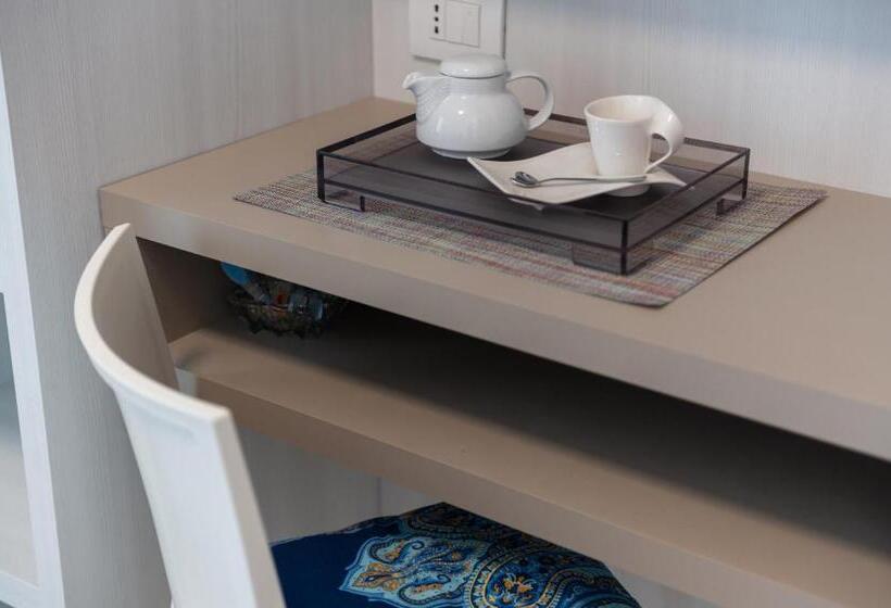 غرفة قياسية مطلّة علي البحر, La Bussola