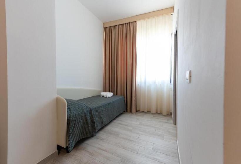 غرفة عائلية مطلّة علي البحر, La Bussola